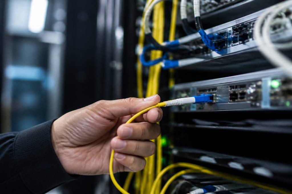 Cable fibre optique jaune : usages, caractéristiques et choix
