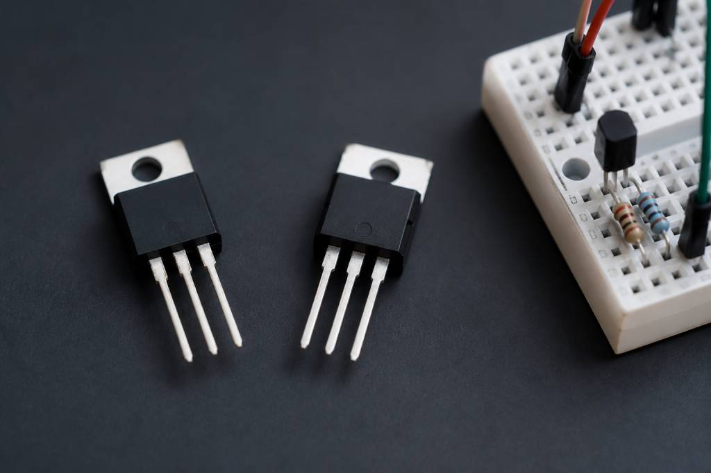 Pnp npn : différences, fonctionnement et applications en électronique