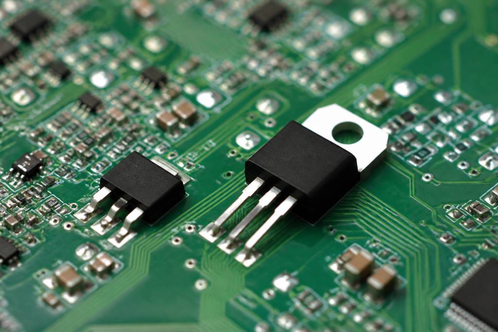 Definition of transistors : fonctionnement, types et applications industrielles